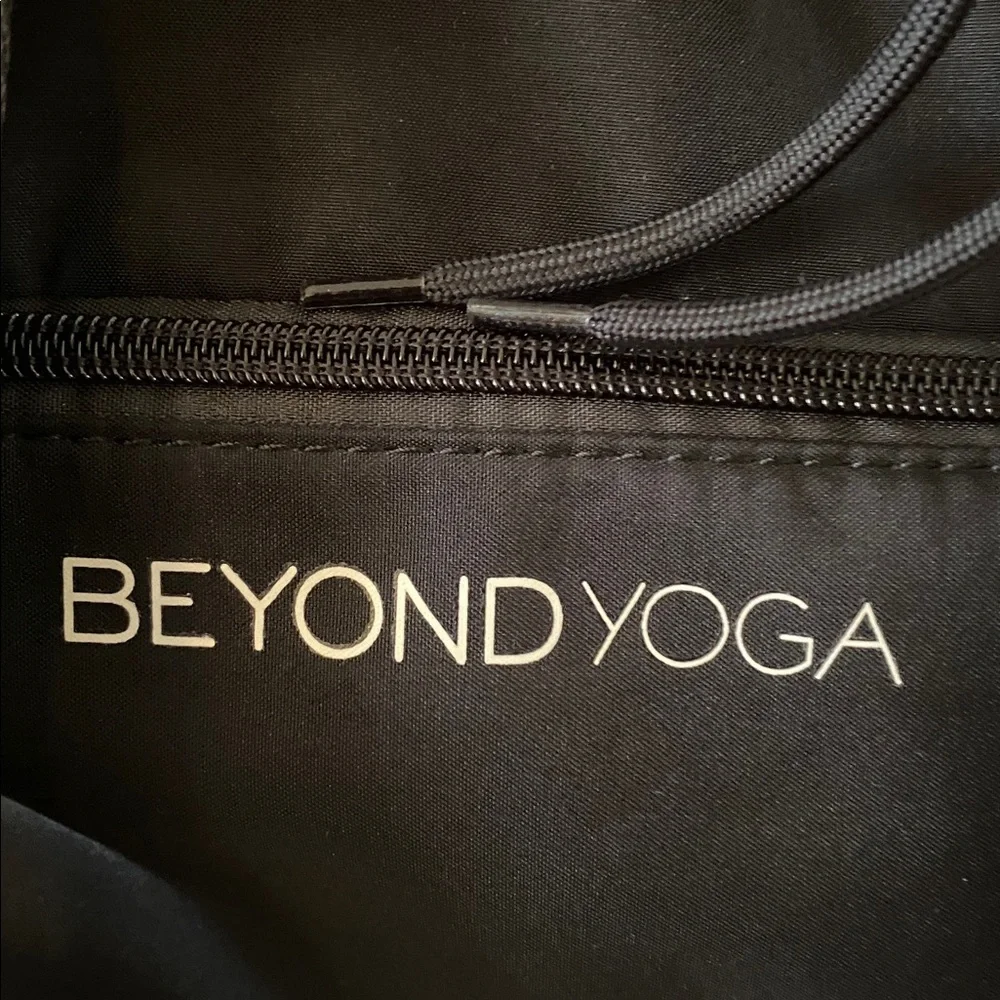 Beyond Yoga convertible gym bag backpack black pristine condition